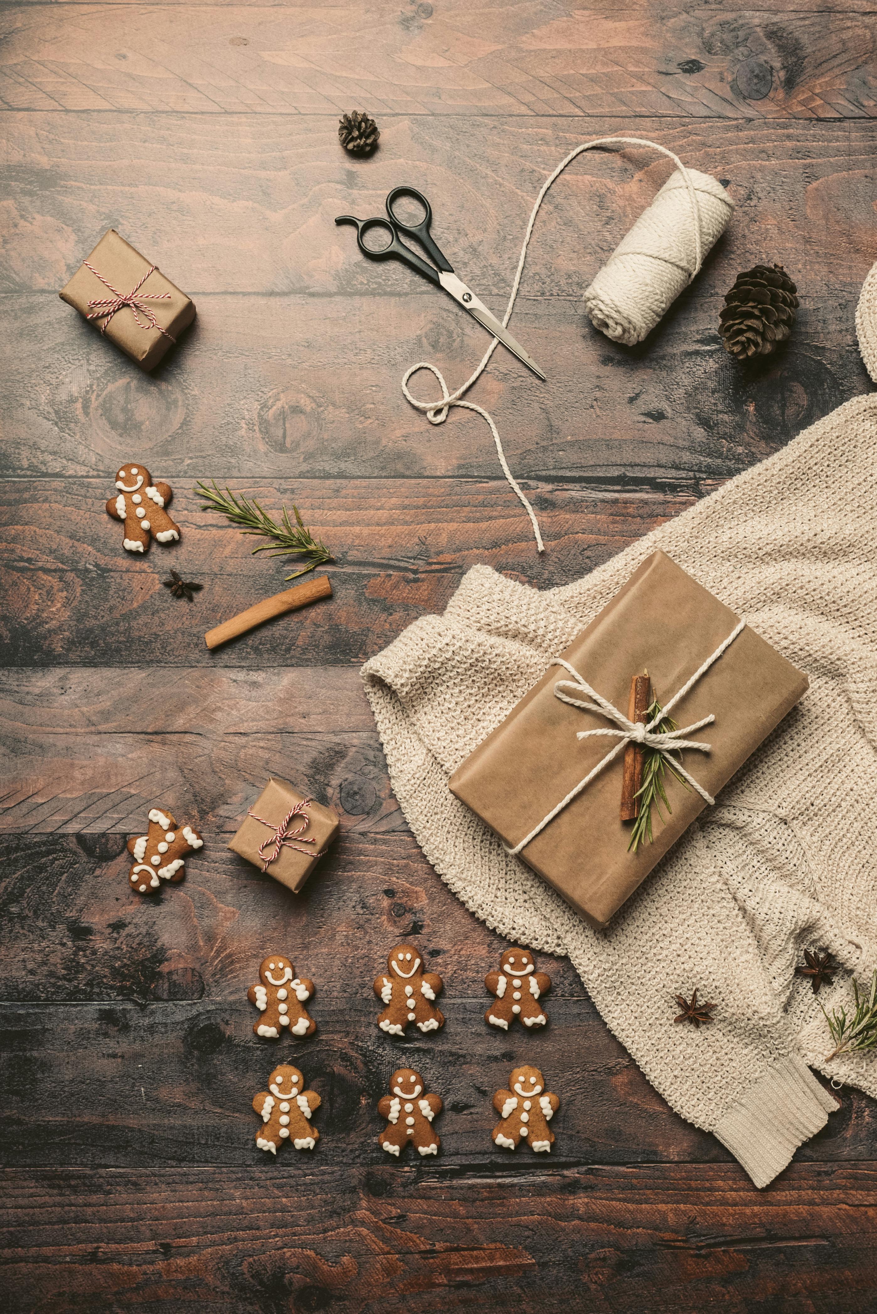 Regalos envueltos sobre mesa de madera